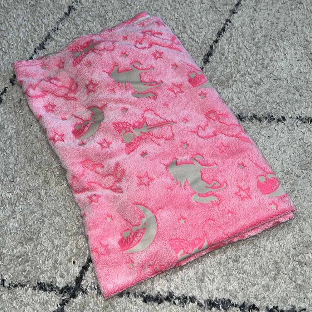 Unicorn Fuzzy Glow In The Dark Blanket NWOT